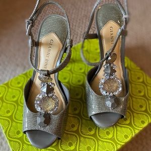 Gianni Bini gray/silver heels size 6M